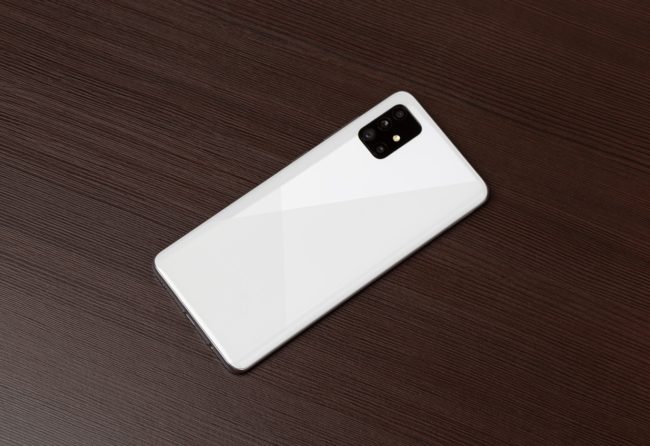 بعيداً عن هواتف الألف دولار.. إليك 3 خيارات أقل من 400 دولار من آبل وجوجل وسامسونغ