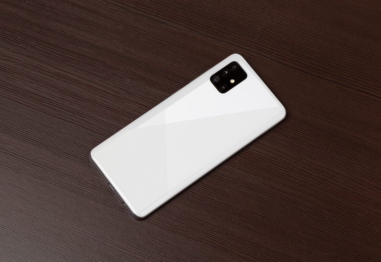 بعيداً عن هواتف الألف دولار.. إليك 3 خيارات أقل من 400 دولار من آبل وجوجل وسامسونغ