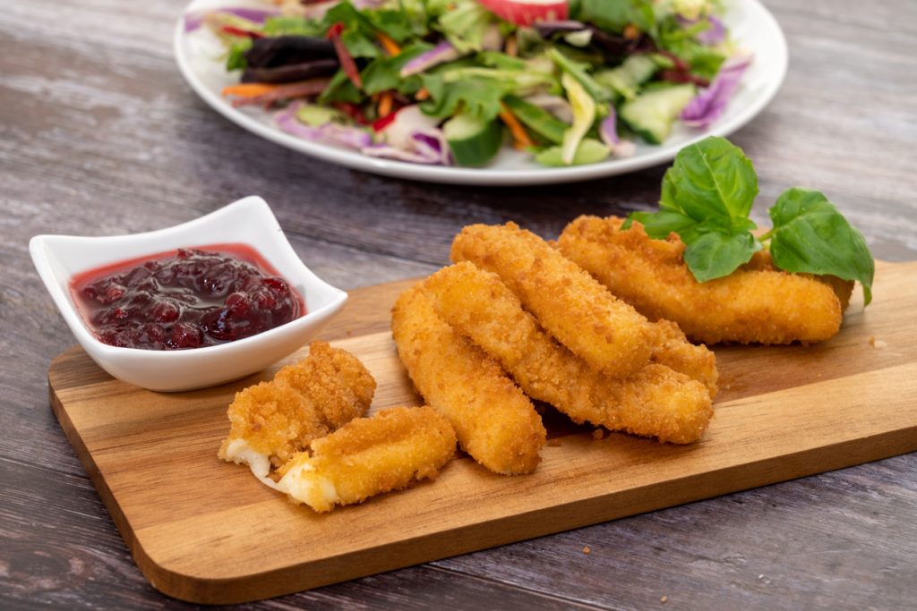 للحصول على الطعم المقرمش دون أن تنفك وتذوب في الزيت.. إليك طريقة تحضير أصابع الموزاريلا مثل المطاعم