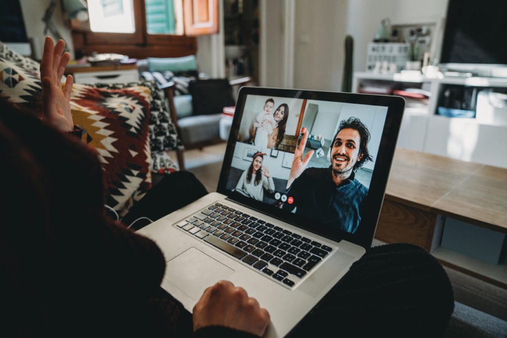 استعمل نسخة الأجهزة المكتبية من zoom (Istock)