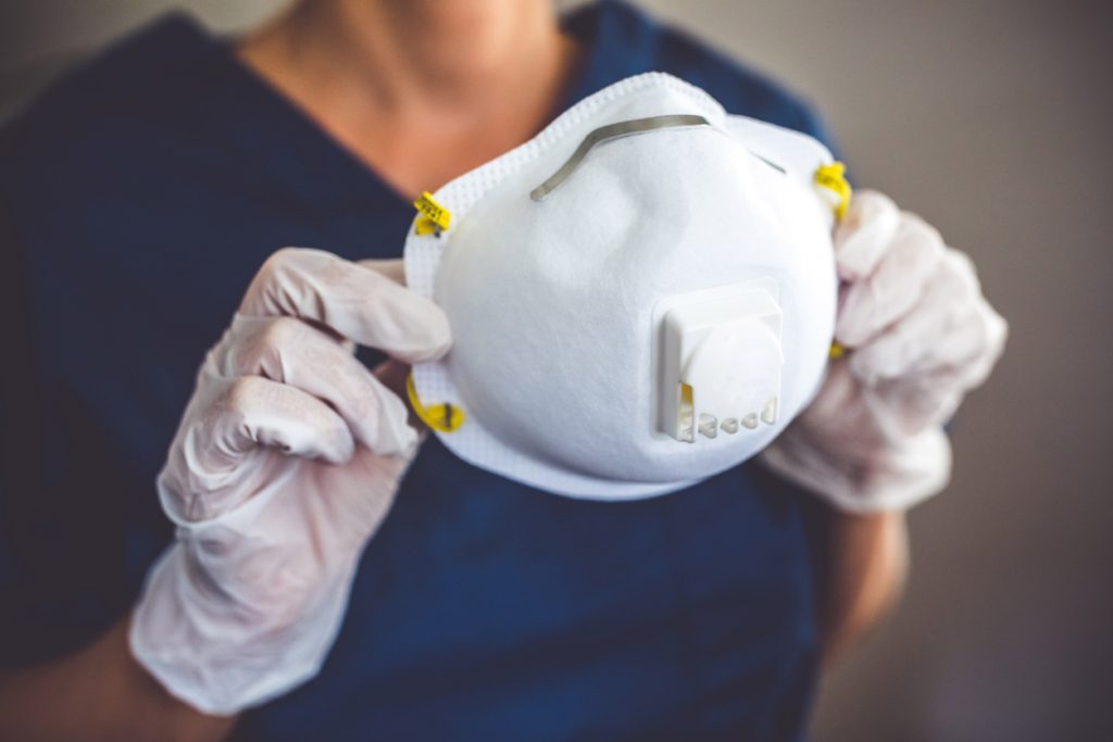 صورة لكمامة N95 تُظهر المرشح (Istock)