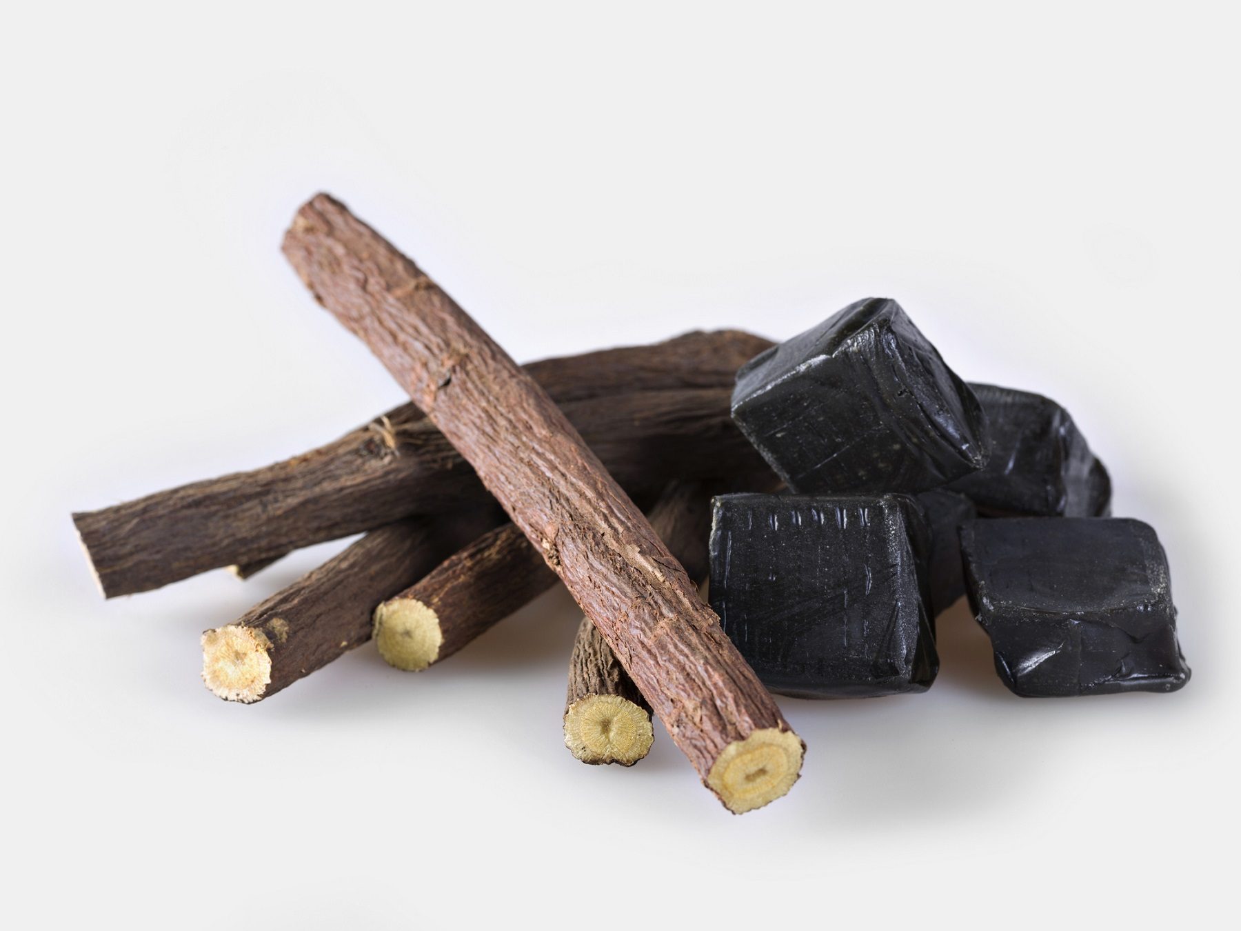 تسبب في توقف قلبه.. العرقسوس الأسود يودي بحياة عامل بناء دأب على تناول كيس ونصف يومياً