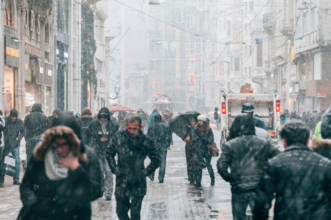 الشتاء قادم.. إلى أي مدى ينبغي أن يُقلقنا كورونا مع تدني الحرارة، وهل يتخذ نمط الإنفلونزا الموسمية؟