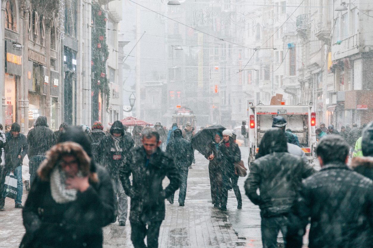 الشتاء قادم.. إلى أي مدى ينبغي أن يُقلقنا كورونا مع تدني الحرارة، وهل يتخذ نمط الإنفلونزا الموسمية؟