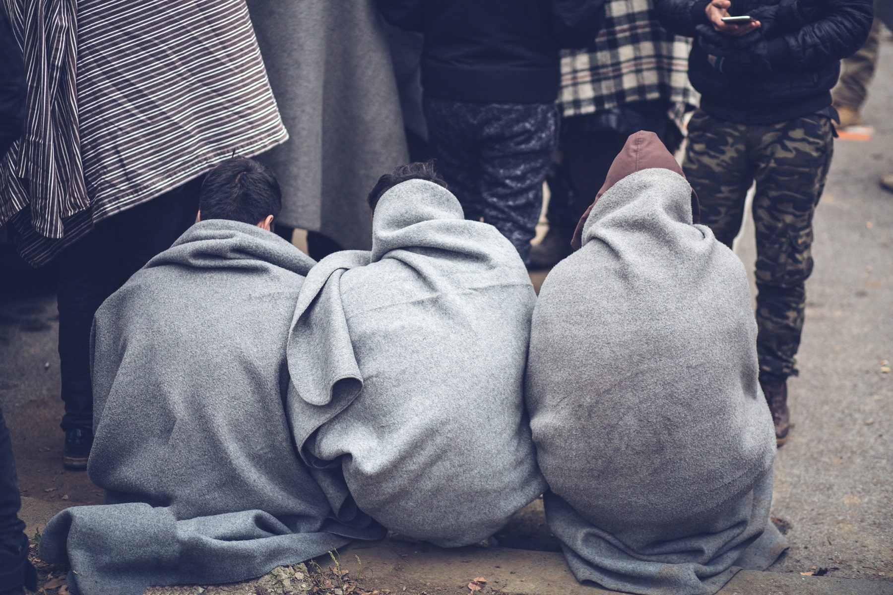 كفنوا طفلهم بثيابهم وألقوه في البحر بعد أن مات جوعاً.. قصة أسرة لبنانية حاولت الهجرة بحثاً عن حياة أفضل