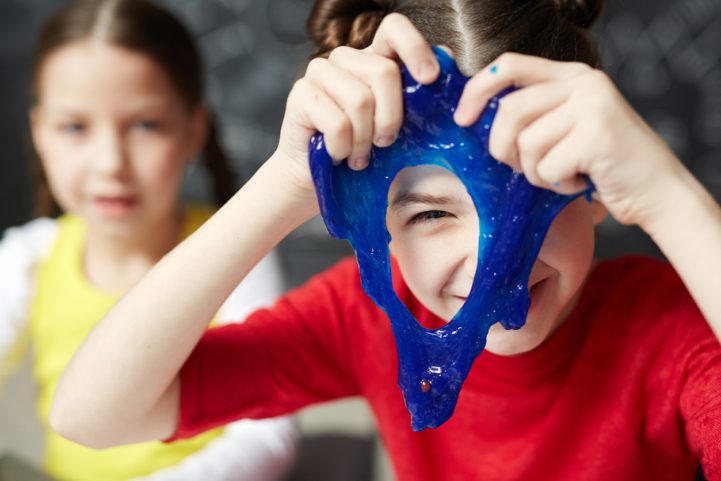 istock \ إزالة الصلصال من الشعر