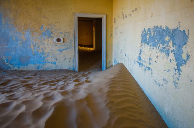 قرية مدفونة تحت الرمال في عُمان وأخرى في الإمارات.. ما قصة المنازل الغارقة في الصحراء، وأين ذهب أهلها؟