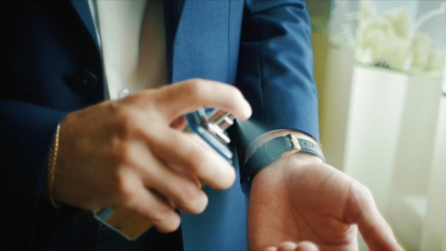 السعر ليس كل شيء، وربما تقوم باختبار الرائحة بطريقة غير صحيحة.. 7 أخطاء يرتكبها الرجال عند شراء العطور