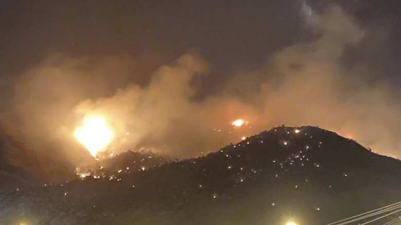 اندلاع حرائق ضخمة في جبل عمد بمكة المكرمة.. وفرق الإطفاء تواصل محاولات إخماده (فيديو)