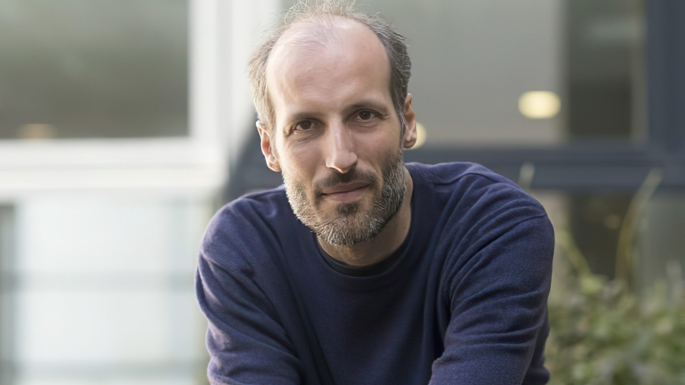 عالم رياضيات بريطاني يحصل على جائزة قيمتها 3 ملايين دولار بعد تمكنه من حل سلسلة معادلات بالغة التعقيد