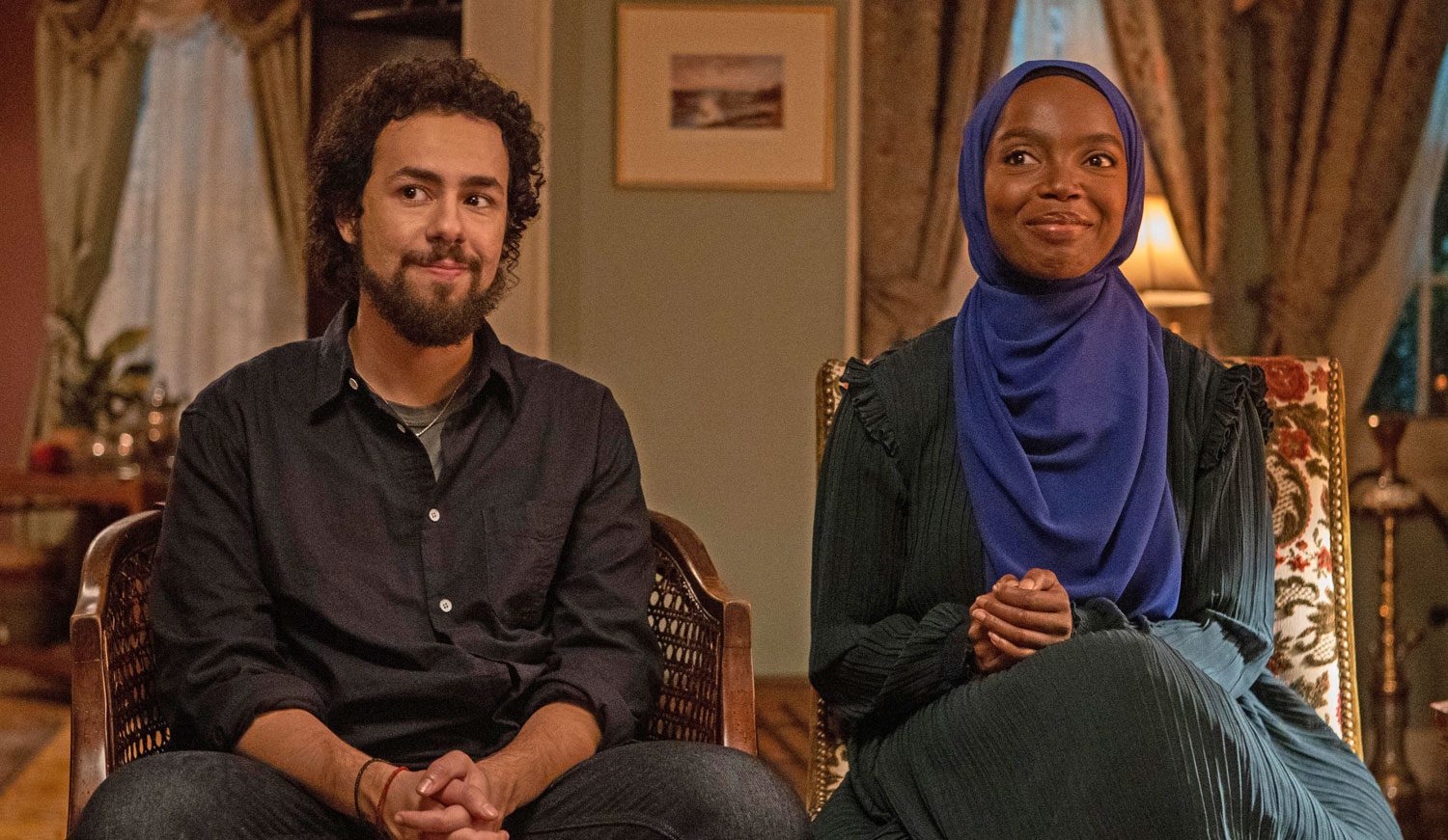 يمارس علاقات غير مشروعة مع الأمريكيات لكنه لا يقرب الخمر لحرمته! كيف صوّر مسلسل “رامي” العرب والمسلمين؟