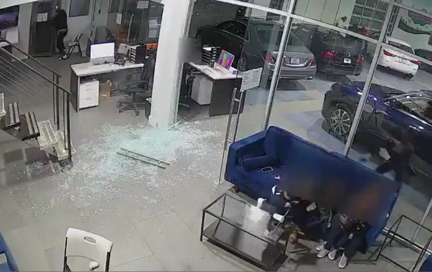 فيديو لأب شجاع غطى أطفاله بجسده لإنقاذهم من إطلاق نار.. ألقاهم أرضاً وارتمى عليهم