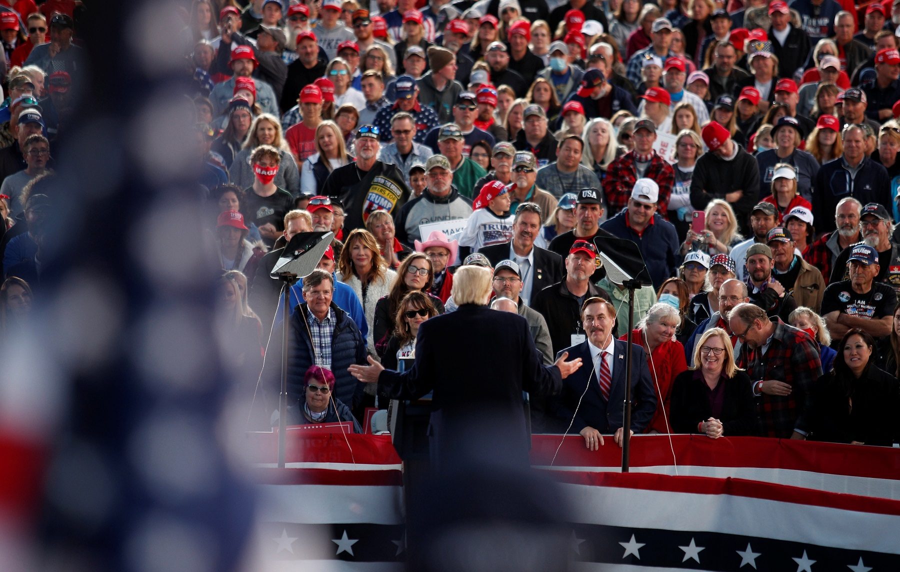 “آمل أن يموتوا جميعاً”.. إيقاف أستاذة عن العمل تمنت أمام طلابها أن يُصَاب أنصار ترامب بكورونا