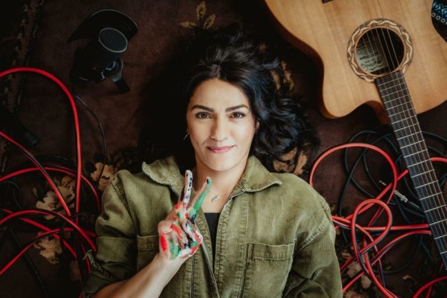 عائدة إلى بغداد.. كيف ألهمت تظاهرات العراق قصائد غنائية وطنية!