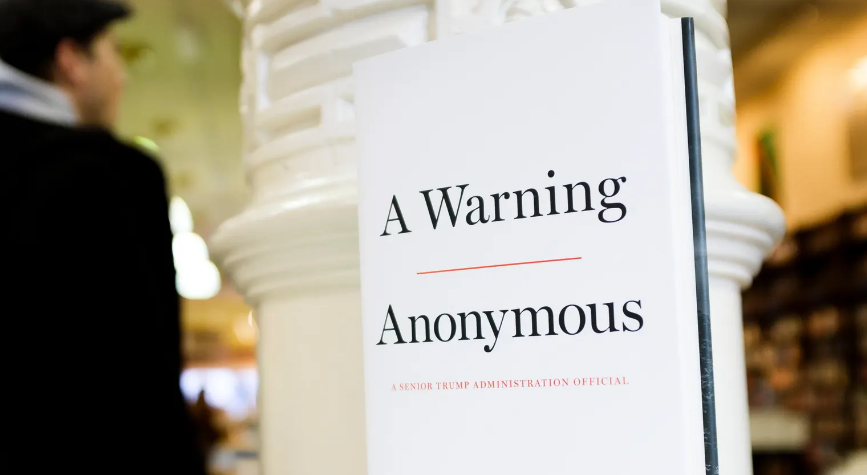 فشلوا في معرفة هويته.. “الناقد المجهول” الذي حيّر ترامب يخرج للعلن ويصدم المقربين من الرئيس