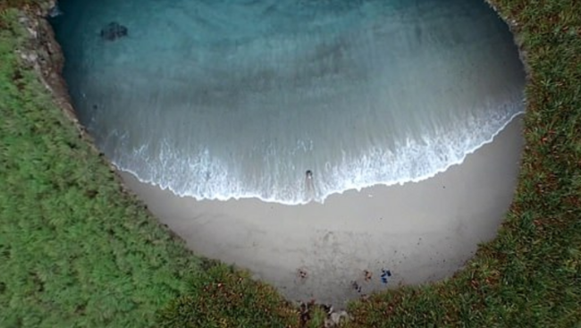 لقطات صادمة لسيارة تقتحم أحد الشواطئ وتدخل للمياه بركابها.. العشرات اضطروا للهرب من أمامها