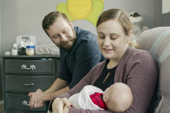 بعد عملية لم تنجح سوى مرتين في العالم.. أمريكية وُلدت بدون رحم تتمكن من إنجاب طفلها الأول