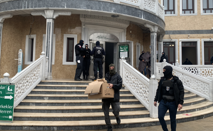 بدعوى “تحقيق حول تبرعات”.. 150 شرطياً ألمانيّاً يقتحمون مسجداً خلال أداء صلاة الفجر