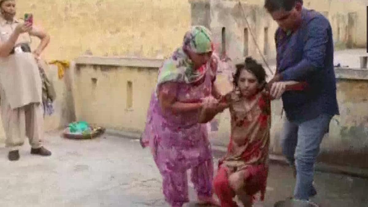 تحولت من امرأة إلى “شبح”.. فيديو مرعب لسيدة “احتجزها” زوجها لأكثر من عام بالحمام، قبل أن تنقذها الشرطة