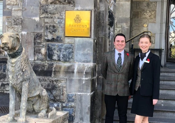 قضيا الحجر الصحي في واحد من أفخم فنادق العالم.. تعرف على قصة “أكثر زوجين محظوظين” خلال كورونا