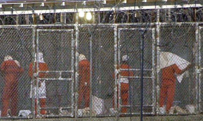 أمريكا تقرر نقل معتقل في “غوانتانامو” إلى مصحة نفسية بالسعودية.. CNN: تدهورت صحته العقلية بسبب التعذيب