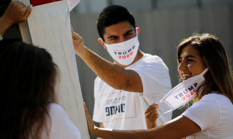 لافتات ترامب تملأ شوارع إسرائيل.. لماذا وصل الصراع الانتخابي الأمريكي إلى تل أبيب؟ (صور)