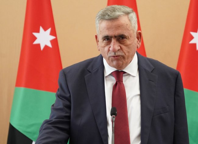 مسؤول يعلن إعادة حظر التجول والآخر ينفيه.. ما سبب فوضى التصريحات في وزارة الصحة الأردنية؟