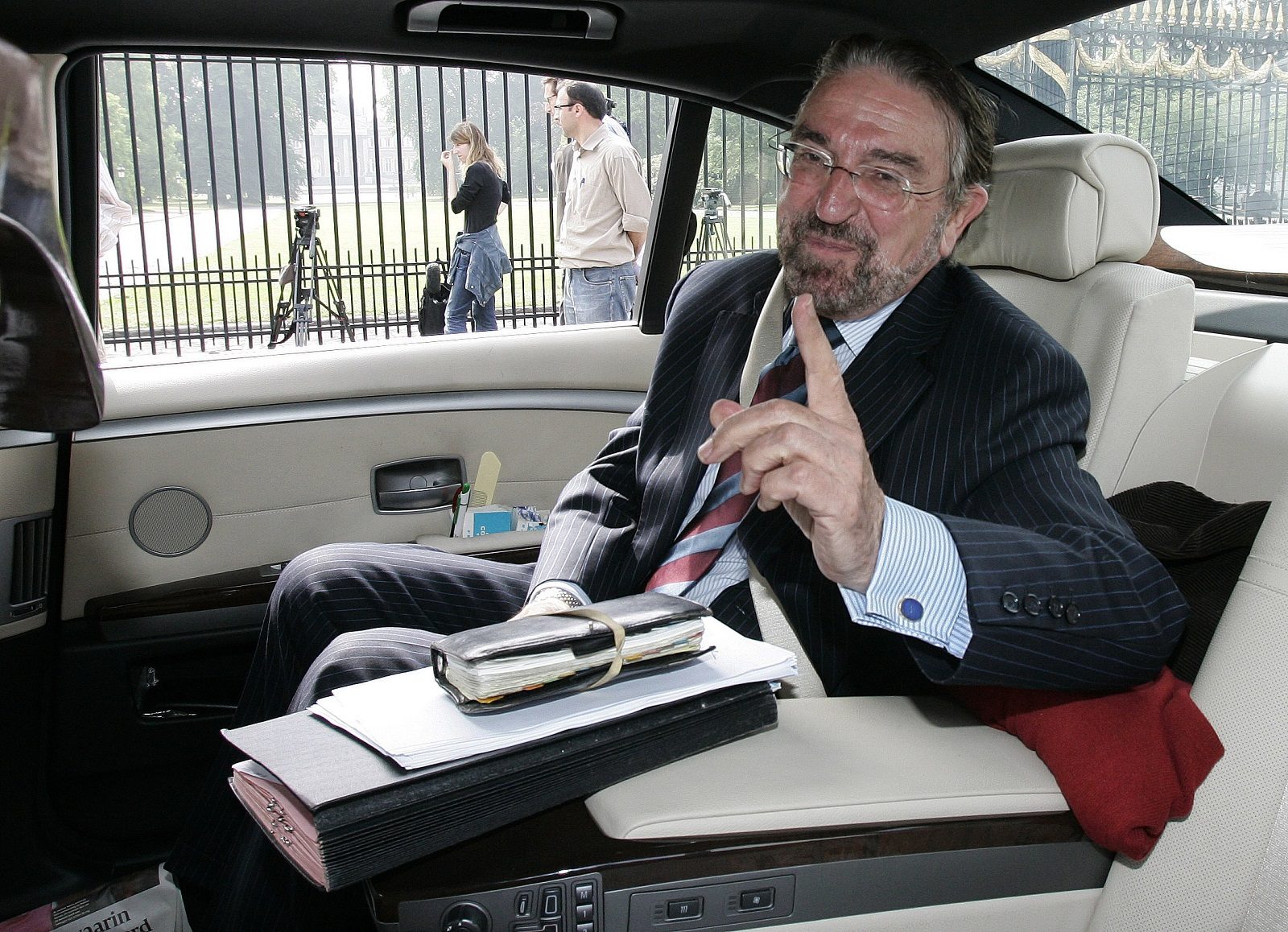 التقطته الكاميرات فتحركت ضده السلطات.. معاقبة والد رئيس وزراء بلجيكا لخرقة إجراءات الوقاية من كورونا