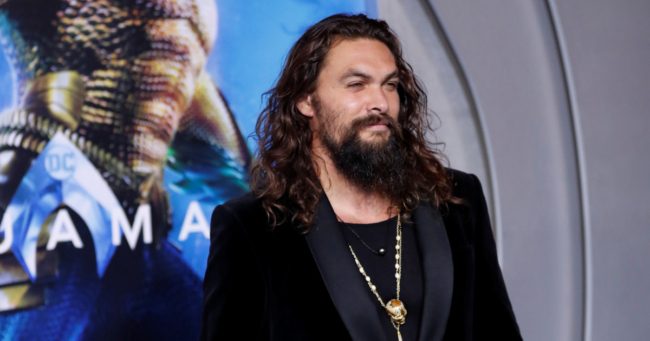 حب من النظرة الأولى.. العلاقة الفريدة التي جمعت جايسون موموا بزوجته لأكثر من 14 عاماً