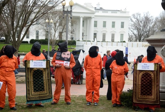 مُعتقل عربي مُحتجز بغوانتنامو يقاضي دولاً بينها أمريكا.. تعرض للتعذيب بـ5 “مواقع سوداء” لـCIA