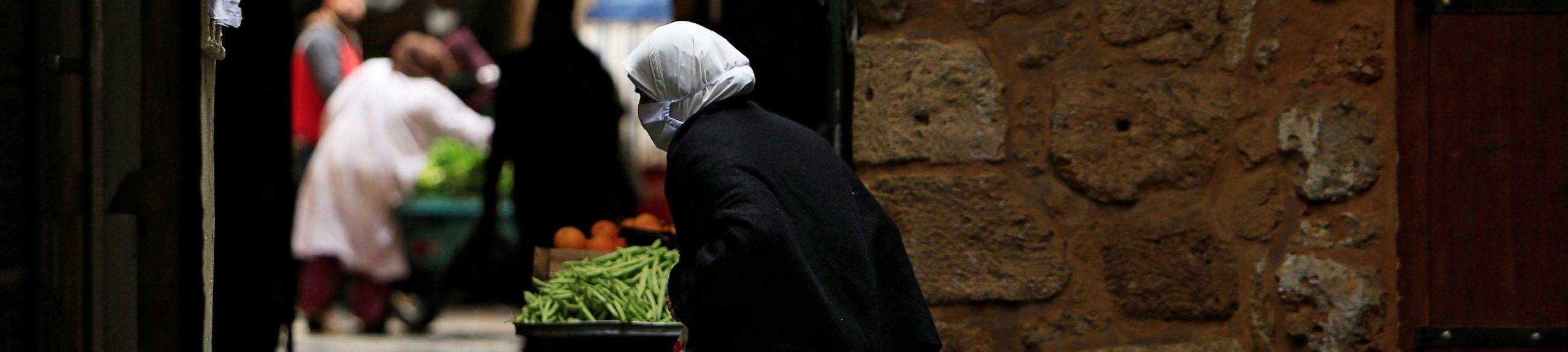 هلع بلبنان من إلغاء دعم الحكومة للسلع.. الفقر ينتشر والبحث عن الطعام بالقمامة أصبح مشهداً متكرراً