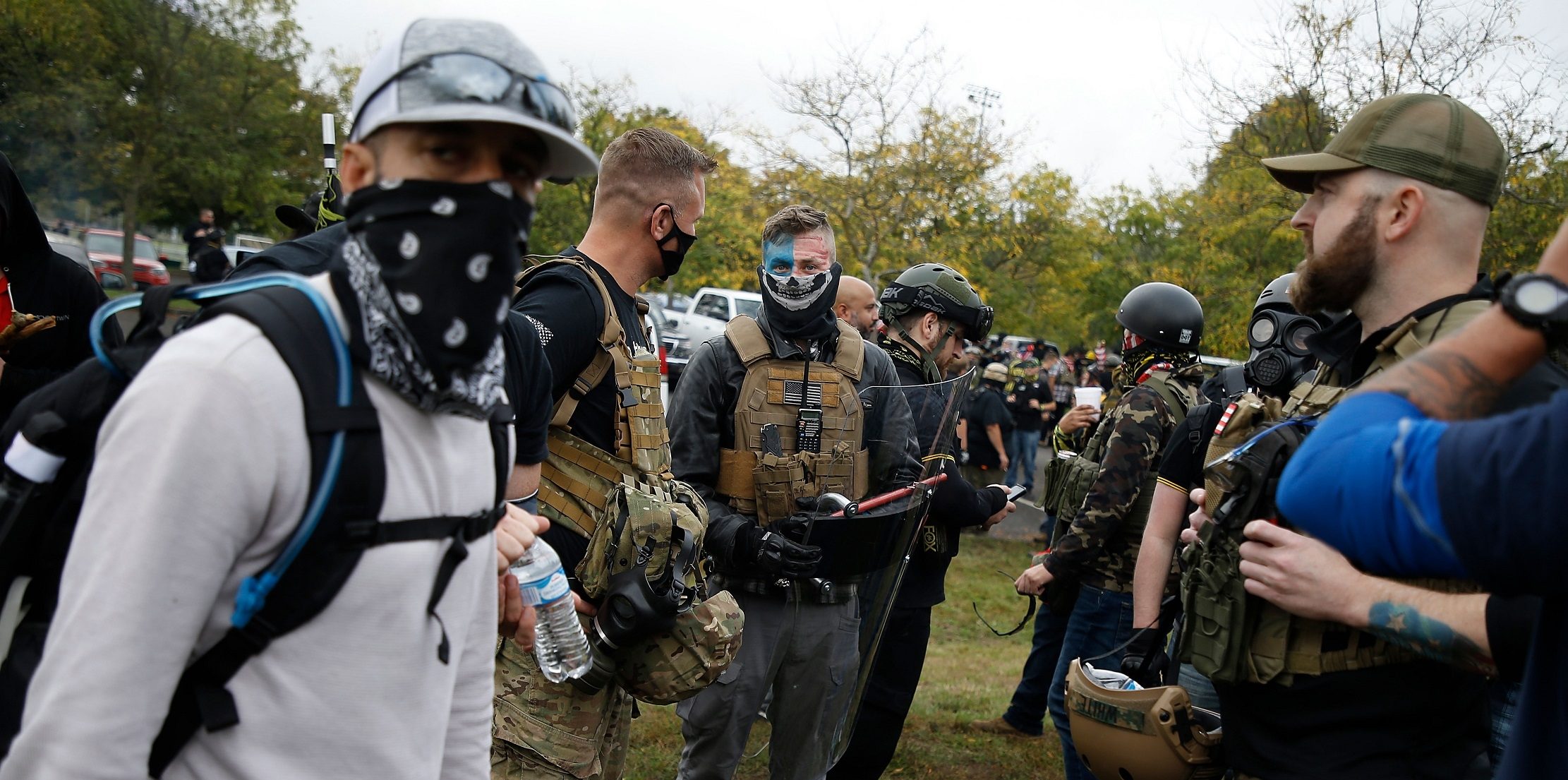 “موسكو تلعب بالنار”.. مخاوف من قيام روسيا بإثارة العنف أثناء الانتخابات الامريكية عبر الجماعات القومية البيضاء