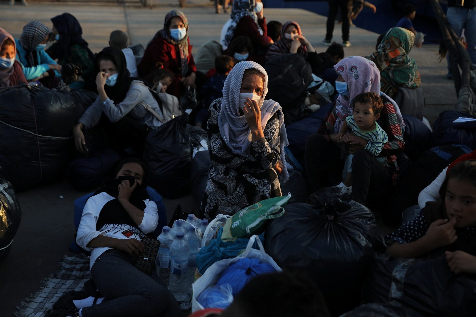 أصبحوا يتأسفون على المخيم الذي كانوا يرونه جحيماً! مأوى جديد للاجئين باليونان يزيد أوضاعهم سوءاً