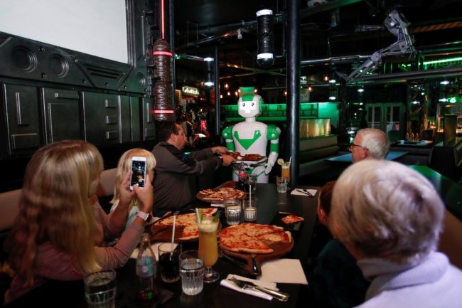 الروبوتات تنتزع من البشر أعمالهم! دراسة: ستقضي على 80 مليون وظيفة خلال السنوات القليلة المقبلة