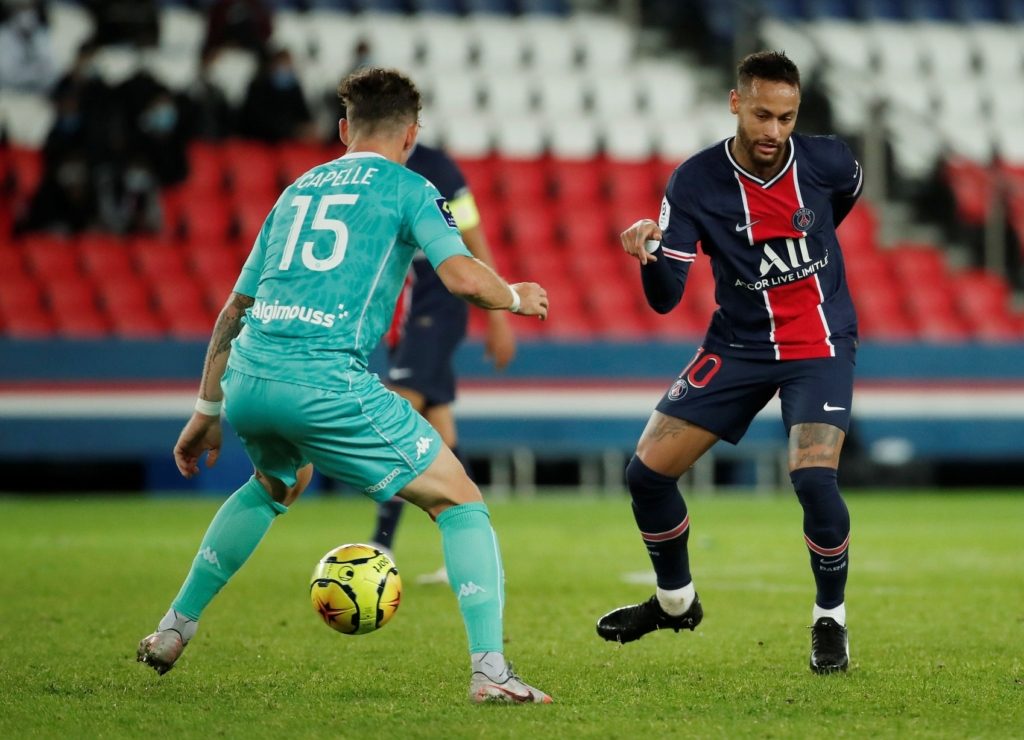 نيمار يتلاعب بمدافع آنجيه (رويترز)