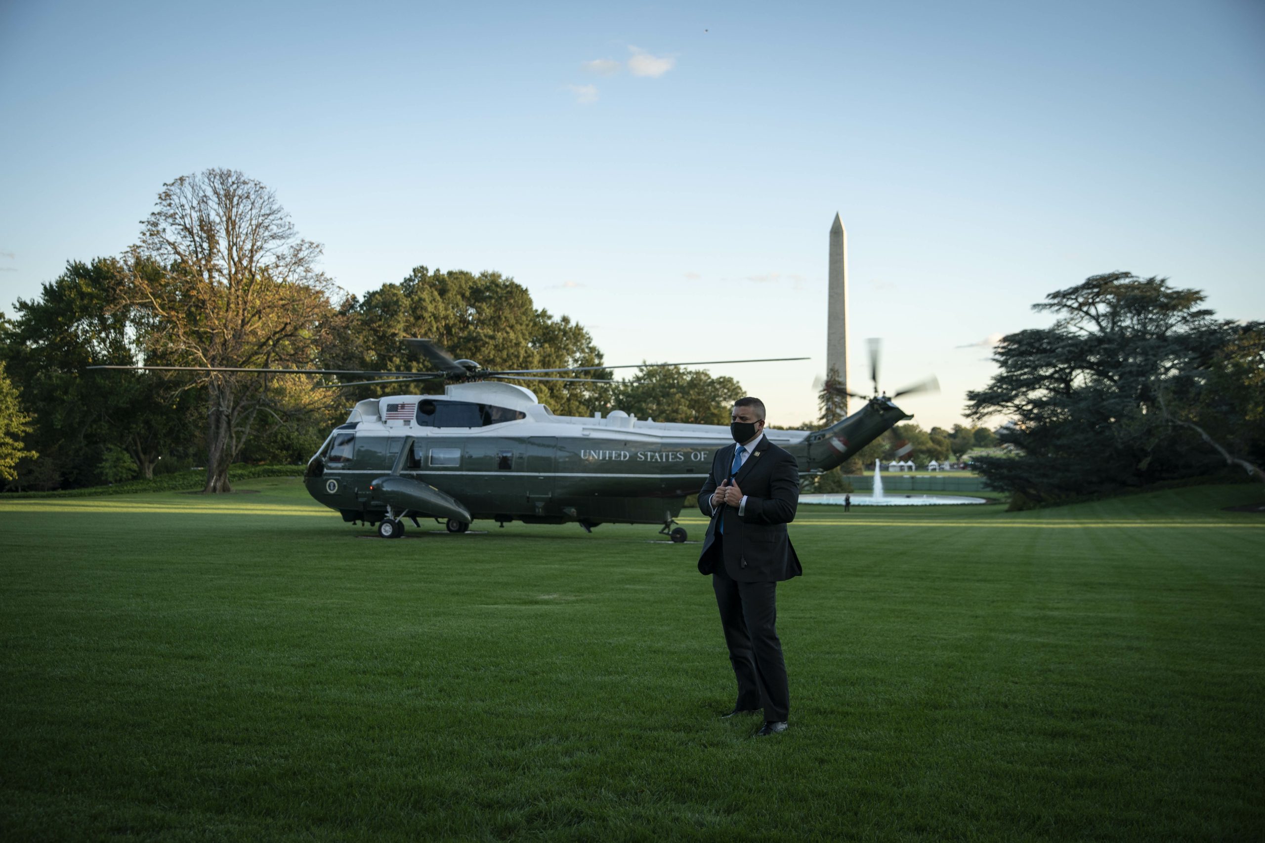 ترامب يوجه رسالة عبر مقطع فيديو.. أوصلته طائرة للمشفى ولم ينقل صلاحياته لنائبه، ومنافسه بايدن يتضامن بطريقته