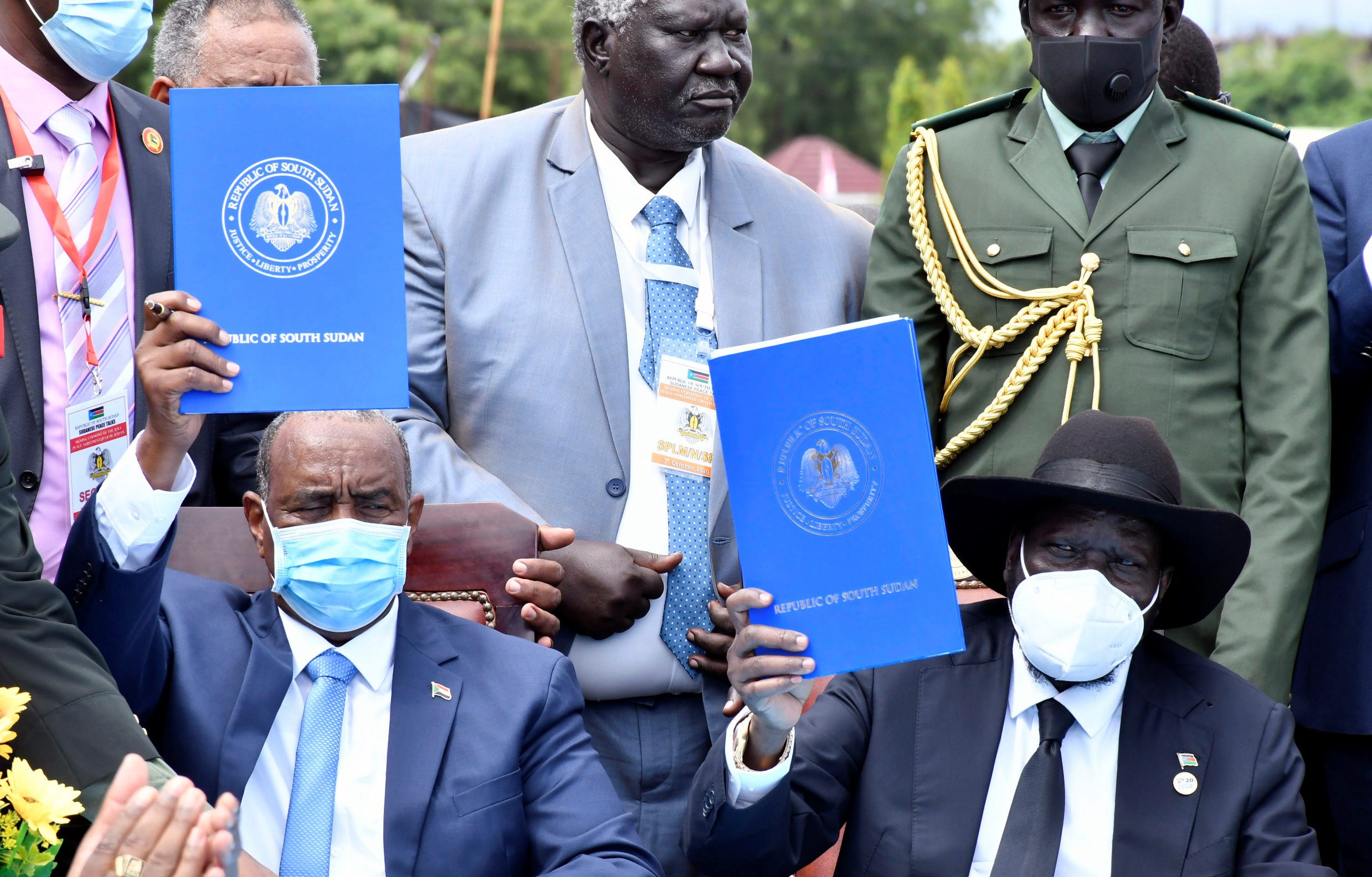 البرهان يغني أمام الآلاف.. هكذا احتفل رئيس المجلس السيادي السوداني بتوقيع اتفاق السلام