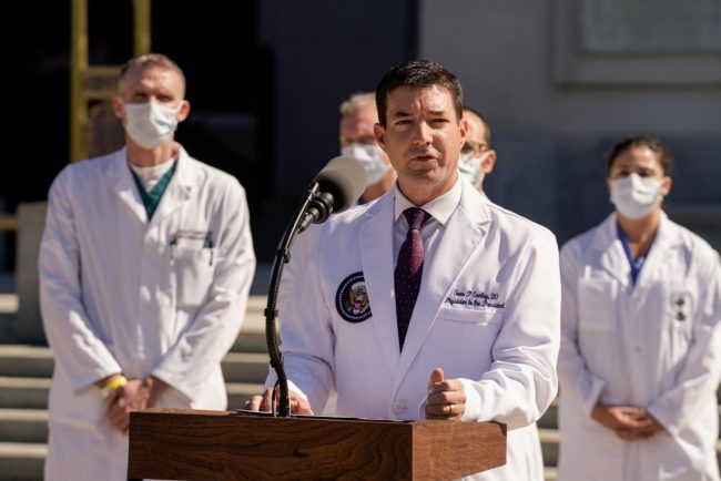 عدوى الرئيس مختلفة.. ماذا يعني كون ترامب لم يعد مُعدياً وهل هذا فعلاً صحيح؟