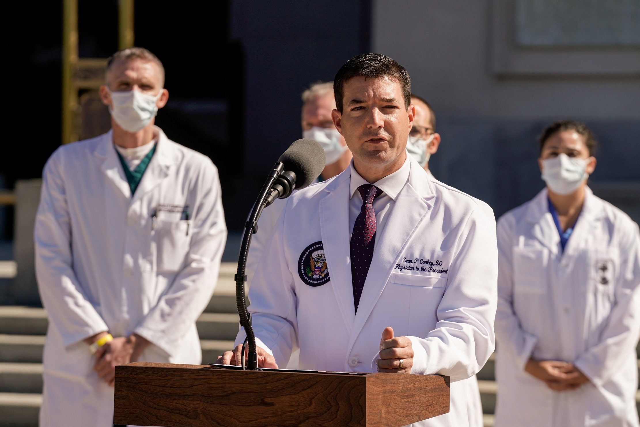 مساعدو ترامب قلقون: إصابة الرئيس بكورونا تؤدي إلى تشكيك المصوتين بأن إدارته لم تتعامل بجدية مع أزمة الجائحة