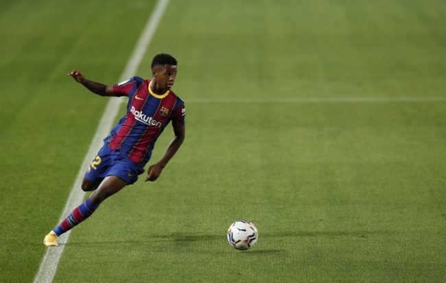 “أجبروه على اللعب مصاباً” والآن يحرمونه من المشاركة.. هل دمّر برشلونة مسيرة أنسو فاتي مبكراً؟