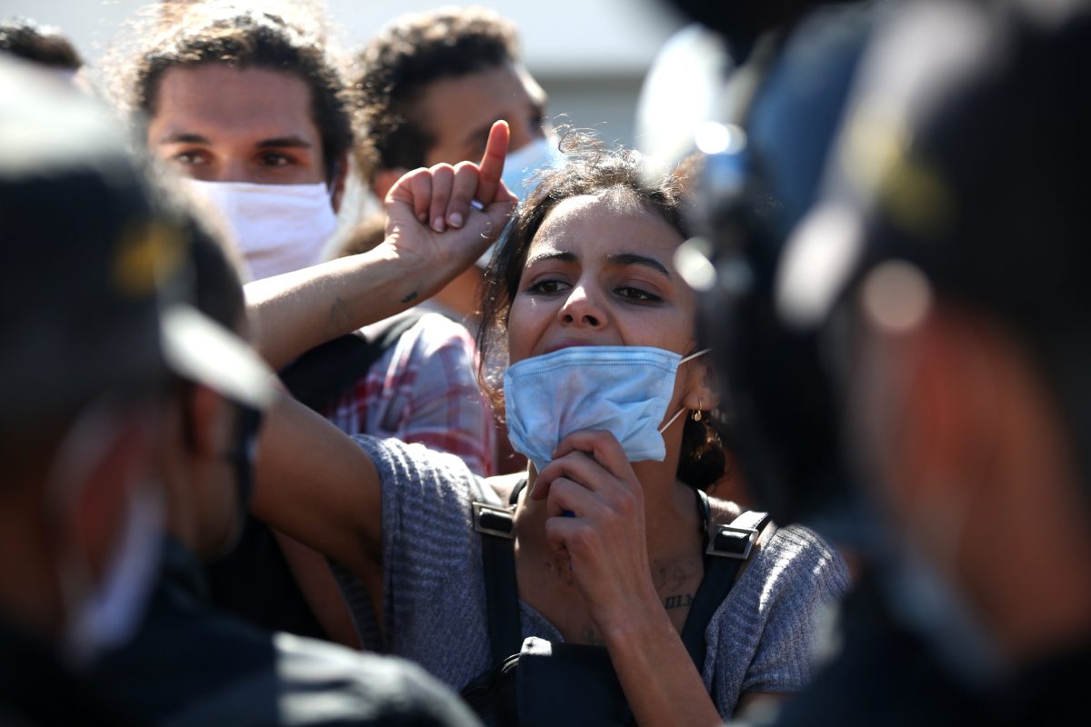 اختطاف محامية واعتقال مدونين وهدم كشك على رأس صاحبه.. هل تعود الدولة البوليسية في تونس؟