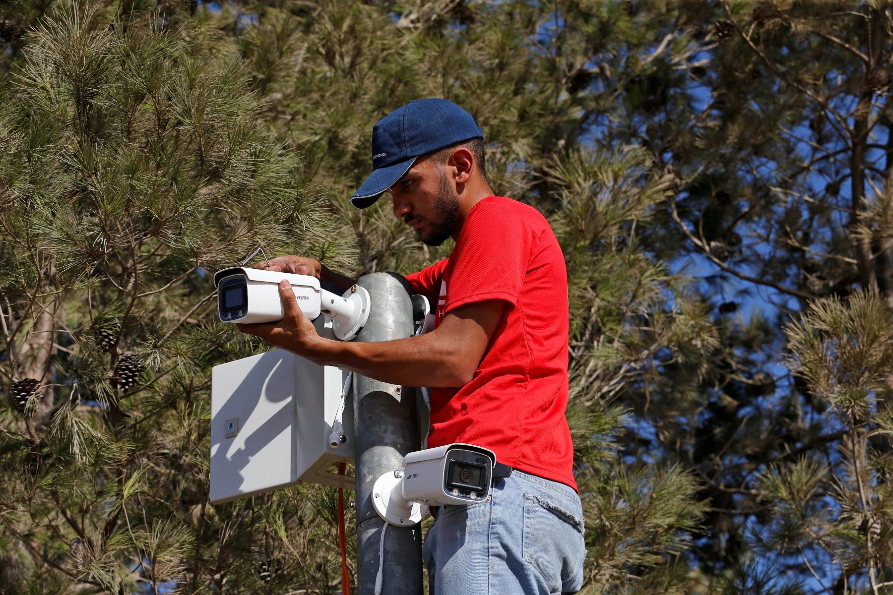 “يعتدون علينا ليلاً ونهاراً”.. فلسطينيون يثبِّتون نظام مراقبة لتوثيق اعتداءات المستوطنين وإخافتهم “صور”