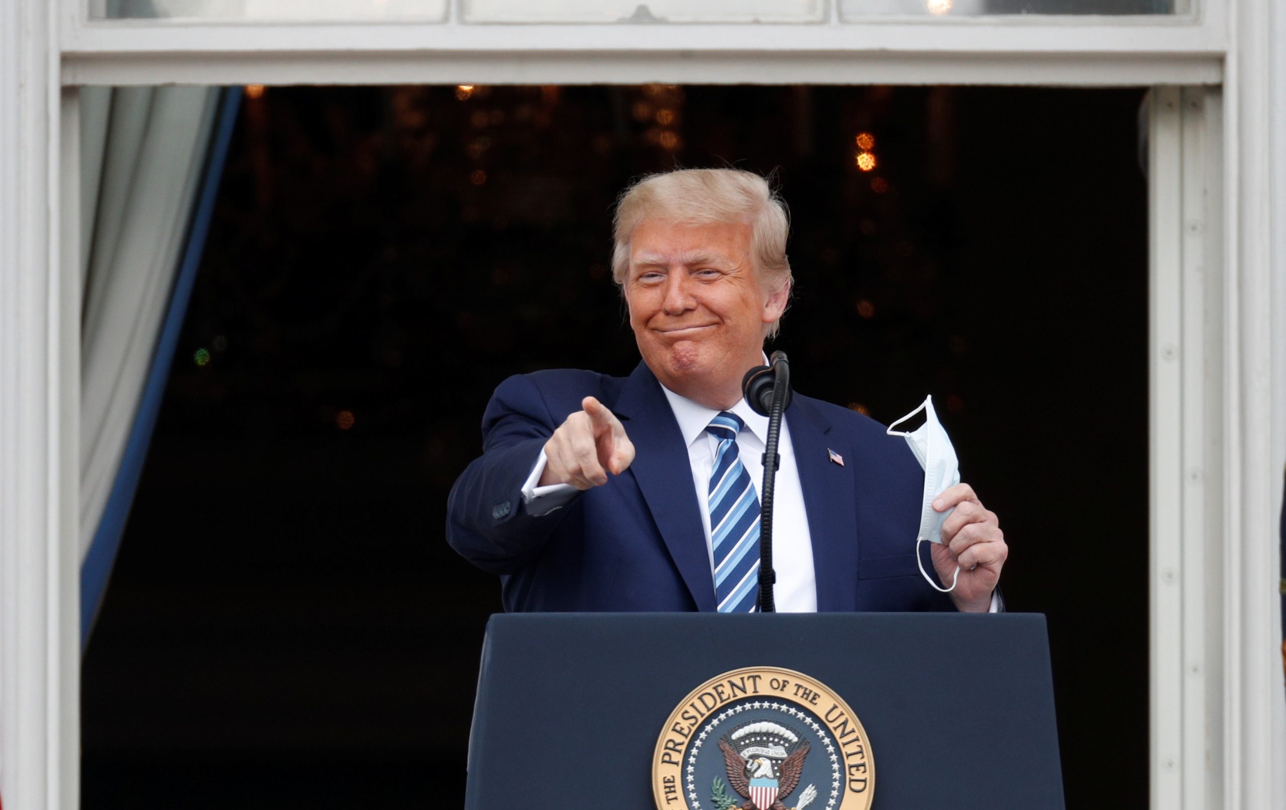 ترامب أراد تمزيق قميصه ليكشف للعالم ما تحته! فكرة جنونية كان ينوي تنفيذها عند مغادرته المستشفى