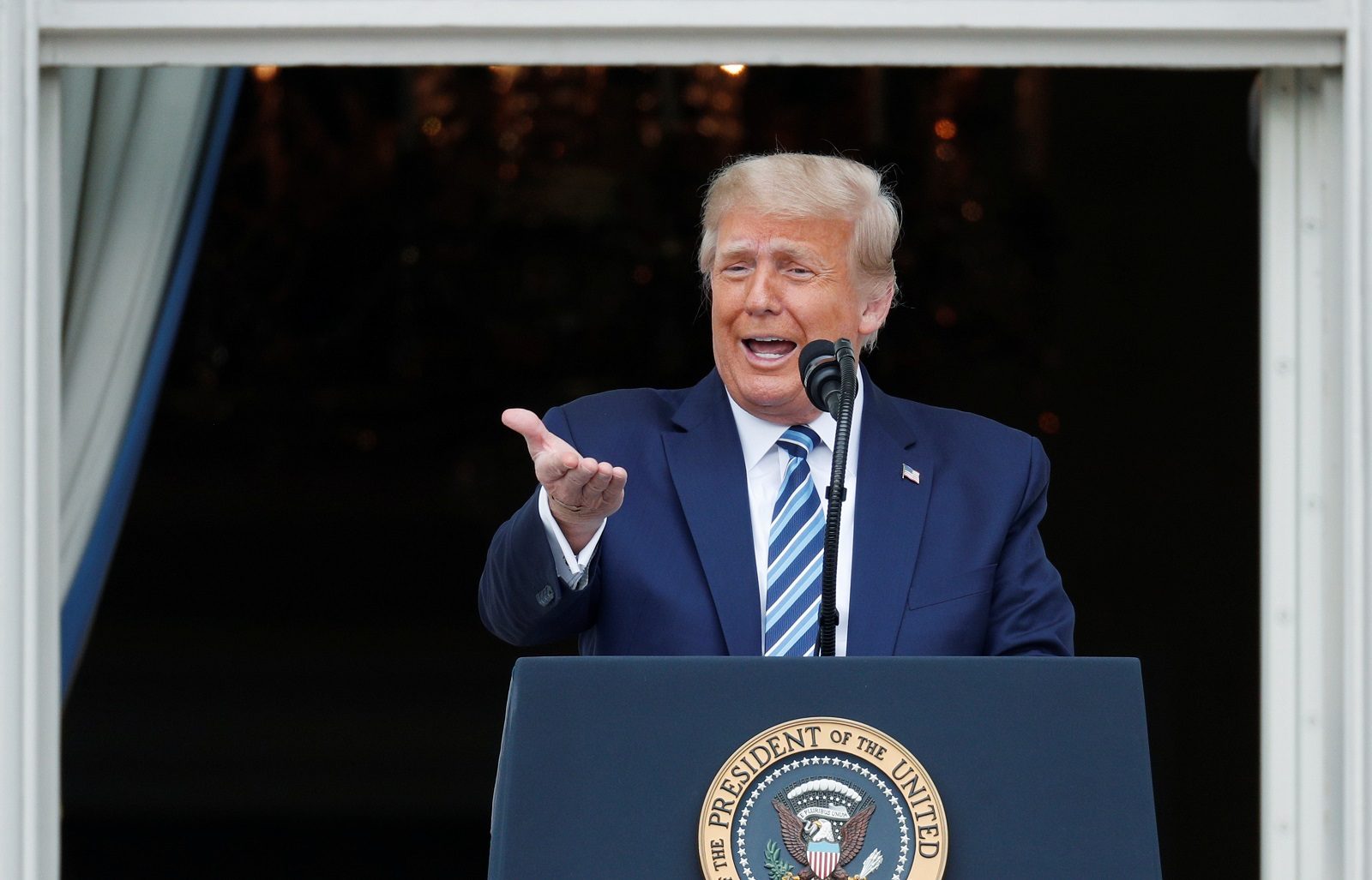 طالبان التي خاضت حرباً مع أمريكا تتمنى فوز ترامب بالانتخابات وتقلق لإصابته بكورونا.. وواشنطن تعلّق