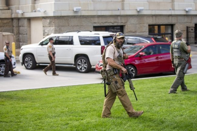 الأمريكيون يشترون 17 مليون سلاح في عام واحد.. كورونا والاضطرابات يشعلان الرغبة بالتسلح