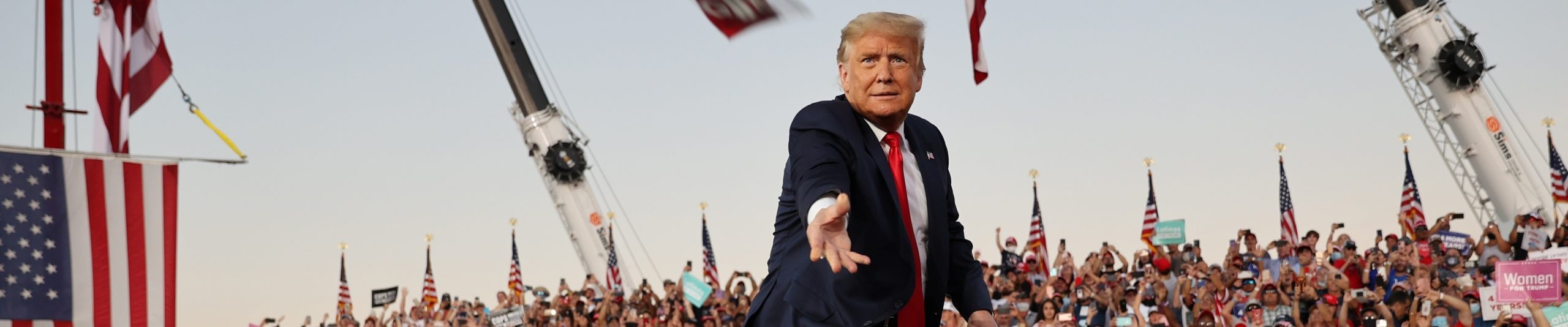 فيديو لترامب وسط أنصاره وبدون كمامة: أنا قوي وأريد أن أقبّل النساء الجميلات