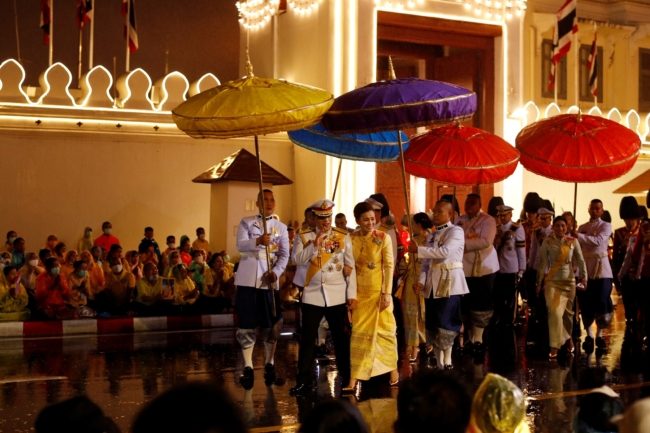 بعد عودة ابنه مع “حريمه” من ألمانيا.. التايلانديون يسجدون حداداً لإحياء ذكرى وفاة الملك (صور)