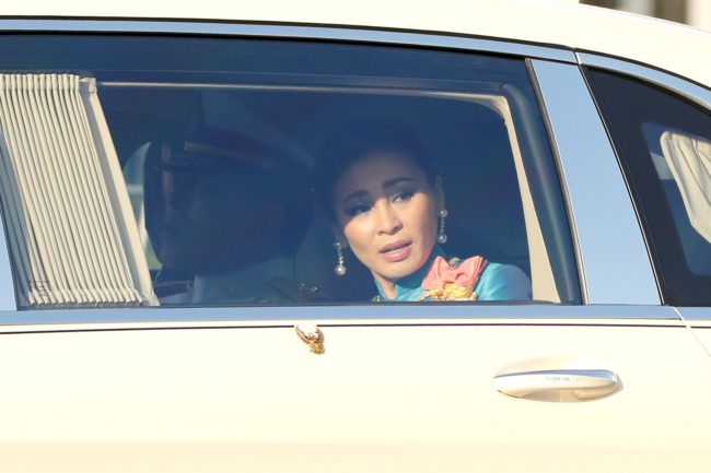 يواجهان السجن مدى الحياة بسبب صراخهما واحتجاجاتهما.. اعتقال متظاهرَين في تايلاند بتهمة “العنف ضد الملكة”