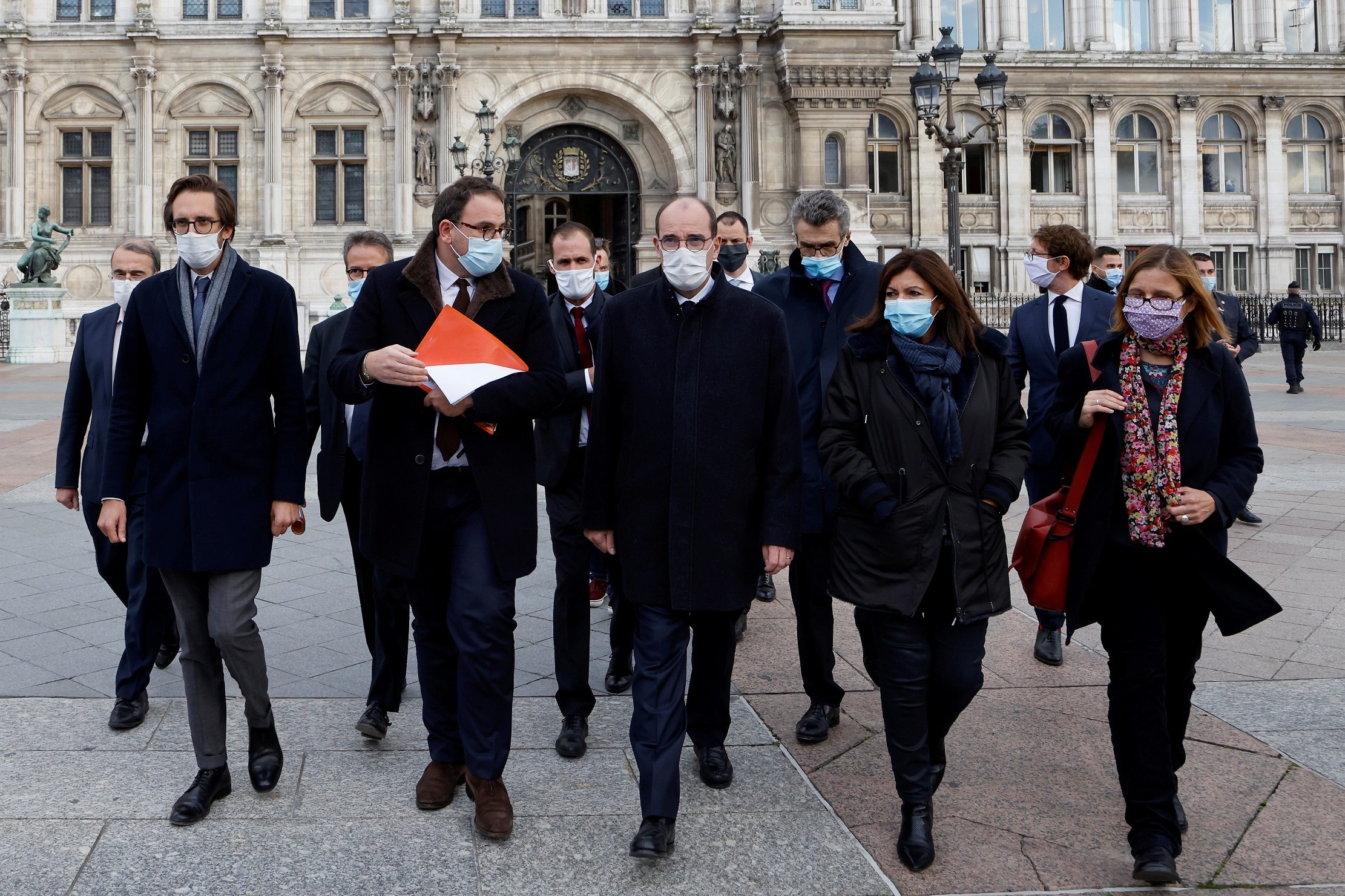 الشرطة الفرنسية تداهم منازل وزراء ومسؤولين ضمن تحقيق “إخفاقهم” في إدارة أزمة كورونا