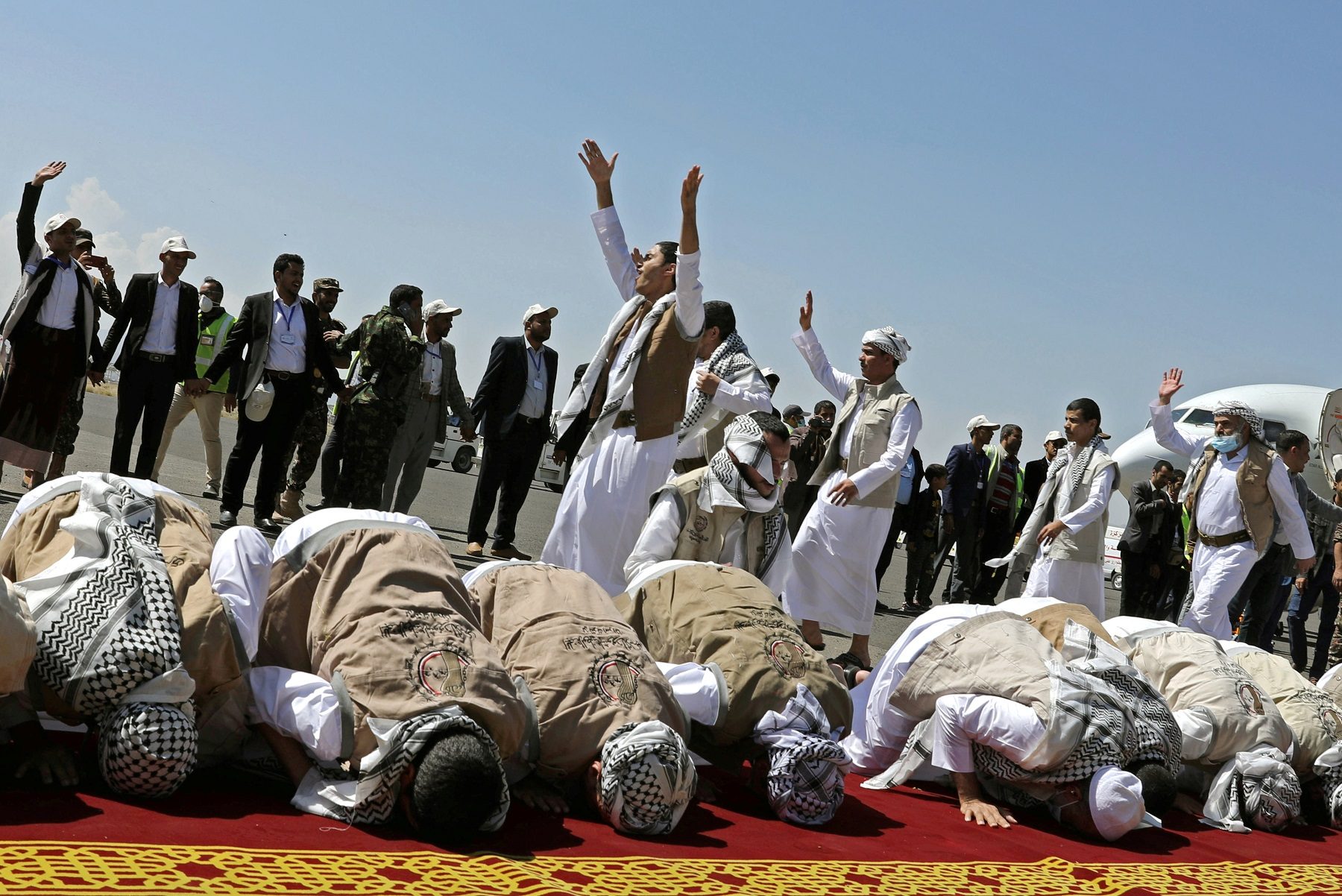 بعد إطلاق سراح 700 سجين في اليوم الأول.. استمرار تبادل الأسرى بين أطراف الحرب في اليمن